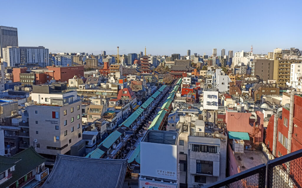 výhled na chrám Sensodži, Asakusa, Tokio