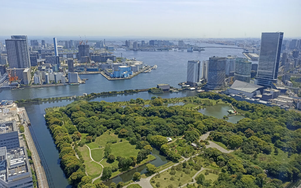 výhled z Caretta Shiodome, tokijský záliv, Odaiba, zahrady Hamarikyu 