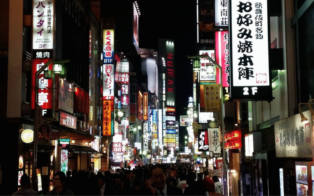 šindžuku v noci, tokio, japonsko