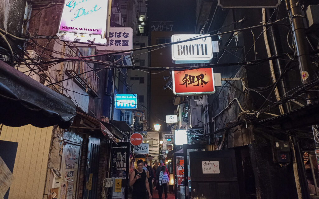 golden gai večer, šindžuku, tokio, Japan