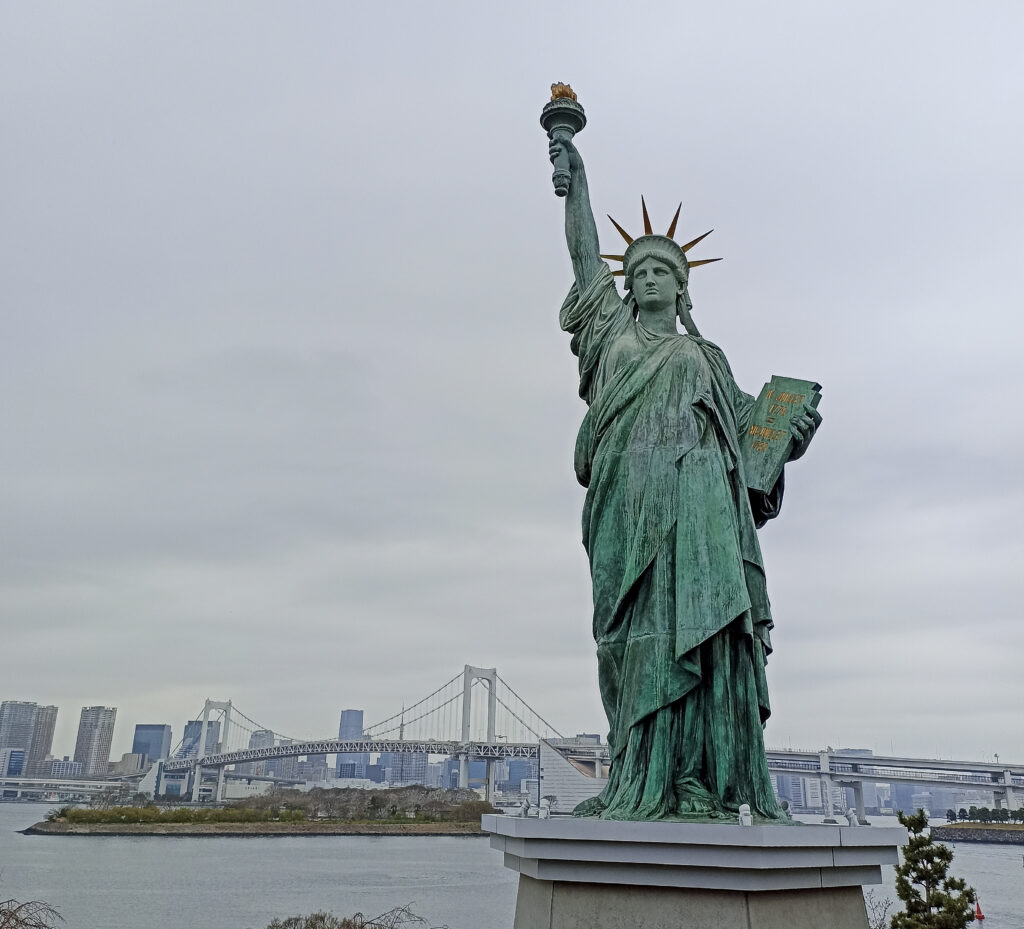 socha svobody v Tokiu, rainbow bridge, odaiba