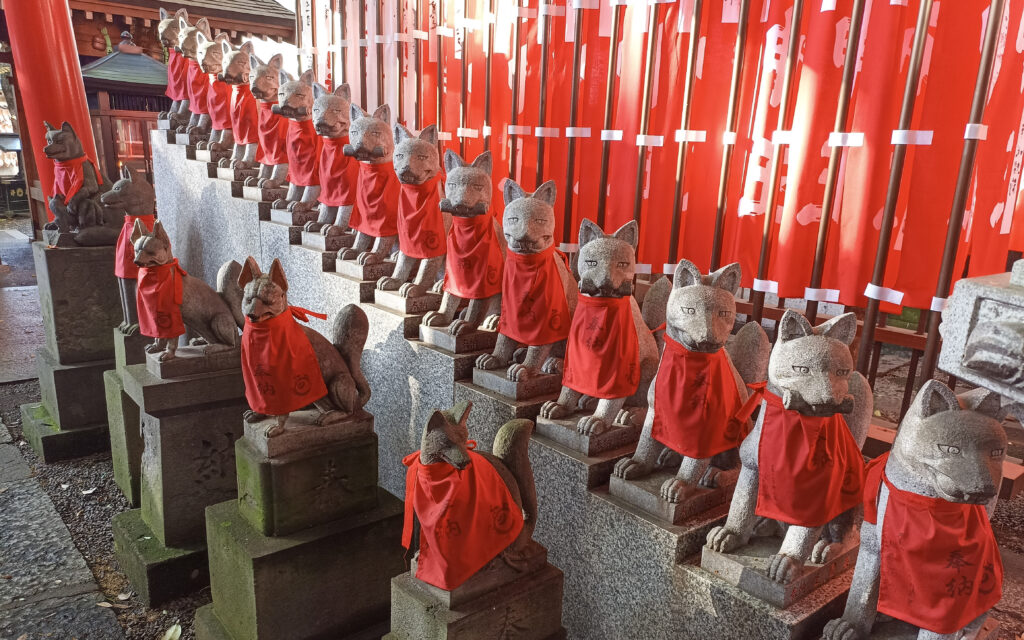 chrám s liškami Toyokawa Inari Betsuin, Tokio, Japonsko