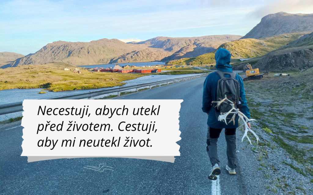 Cestovatelský citát: Necestuji, abych utekl před životem. Cestuji, aby mi neutekl život.