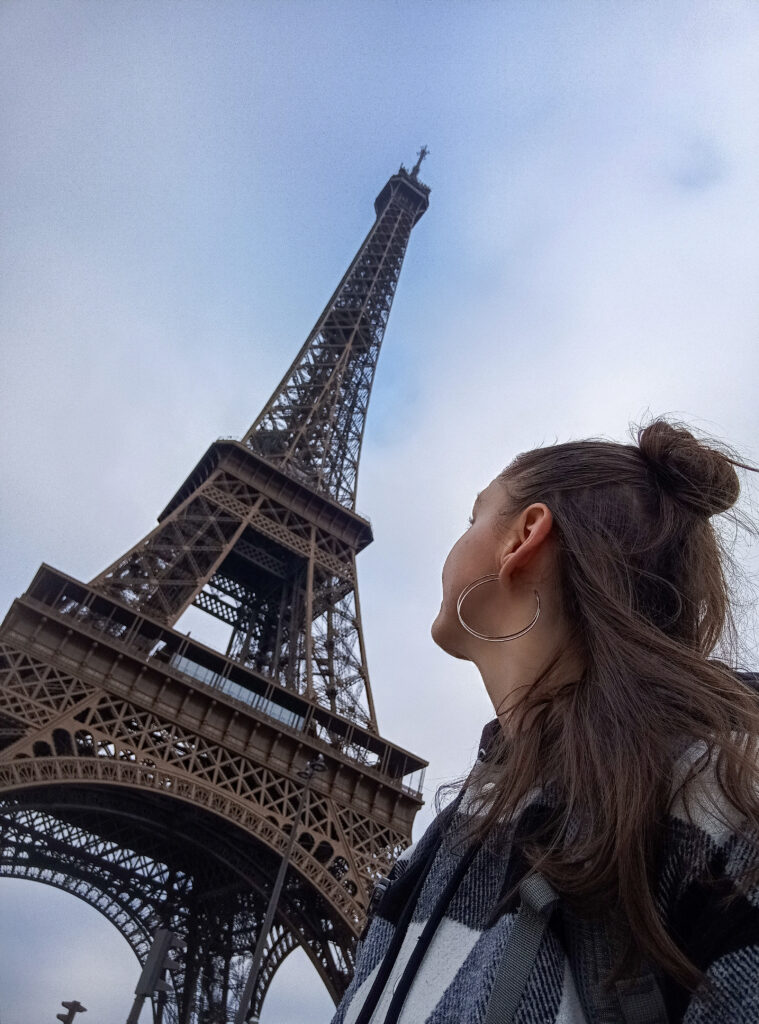 Mizerný turista a Eiffelova věž v Paříži