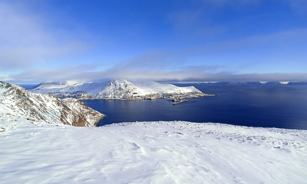 výhled na Honningsvåg, ostrov Mageroya v zimě, arktická příroda, Norsko