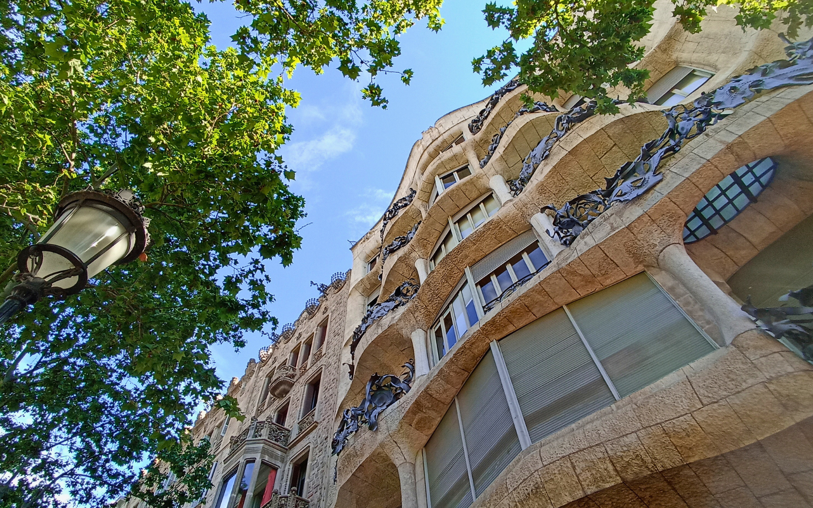 casa mila, la pedrera, antoni gaudi, barcelona